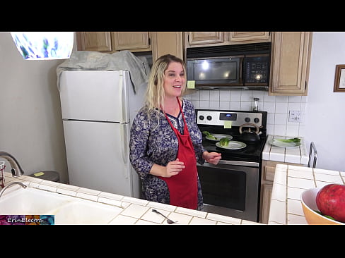 ❤️ Matrigna che lo munge in cucina prima del suo appuntamento ❤ Video di sessoal it.novoporn.ru ❌